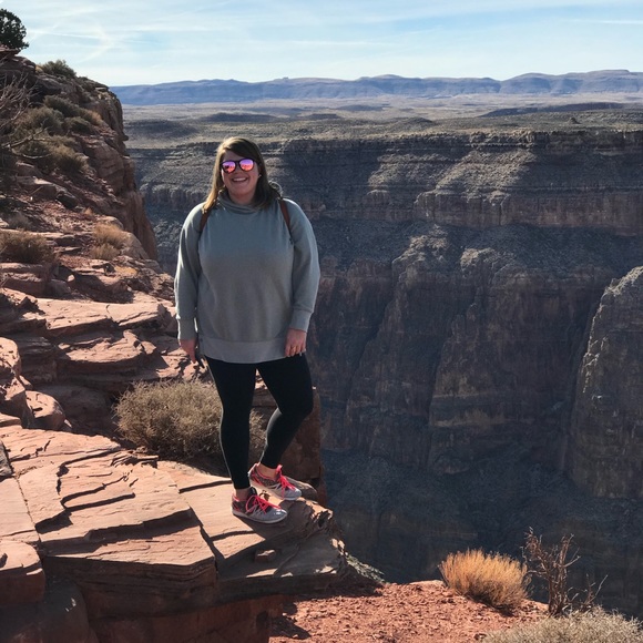 Meet your Posher, Laura - Picture 3 of 11